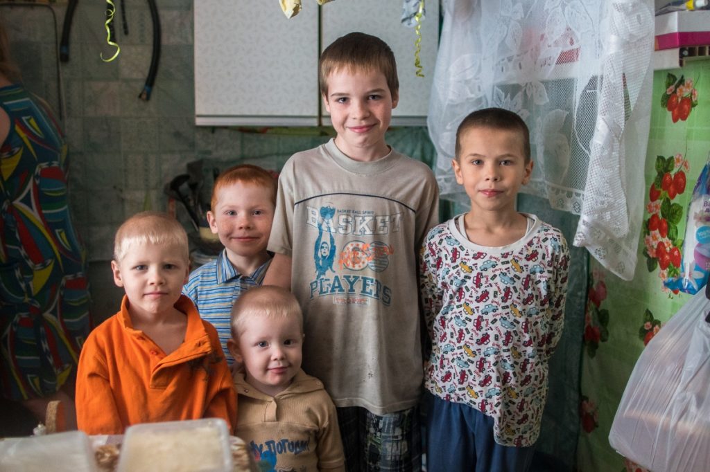 Руки пожилой женщины, символизирующие уязвимость пенсионеров и потребность в социальной помощи